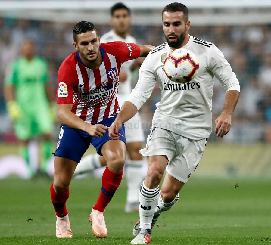 Dani Carvajal controla un balón ante Koke en un Real Madrid - Atlético de Madrid. Foto: Real Madrid.