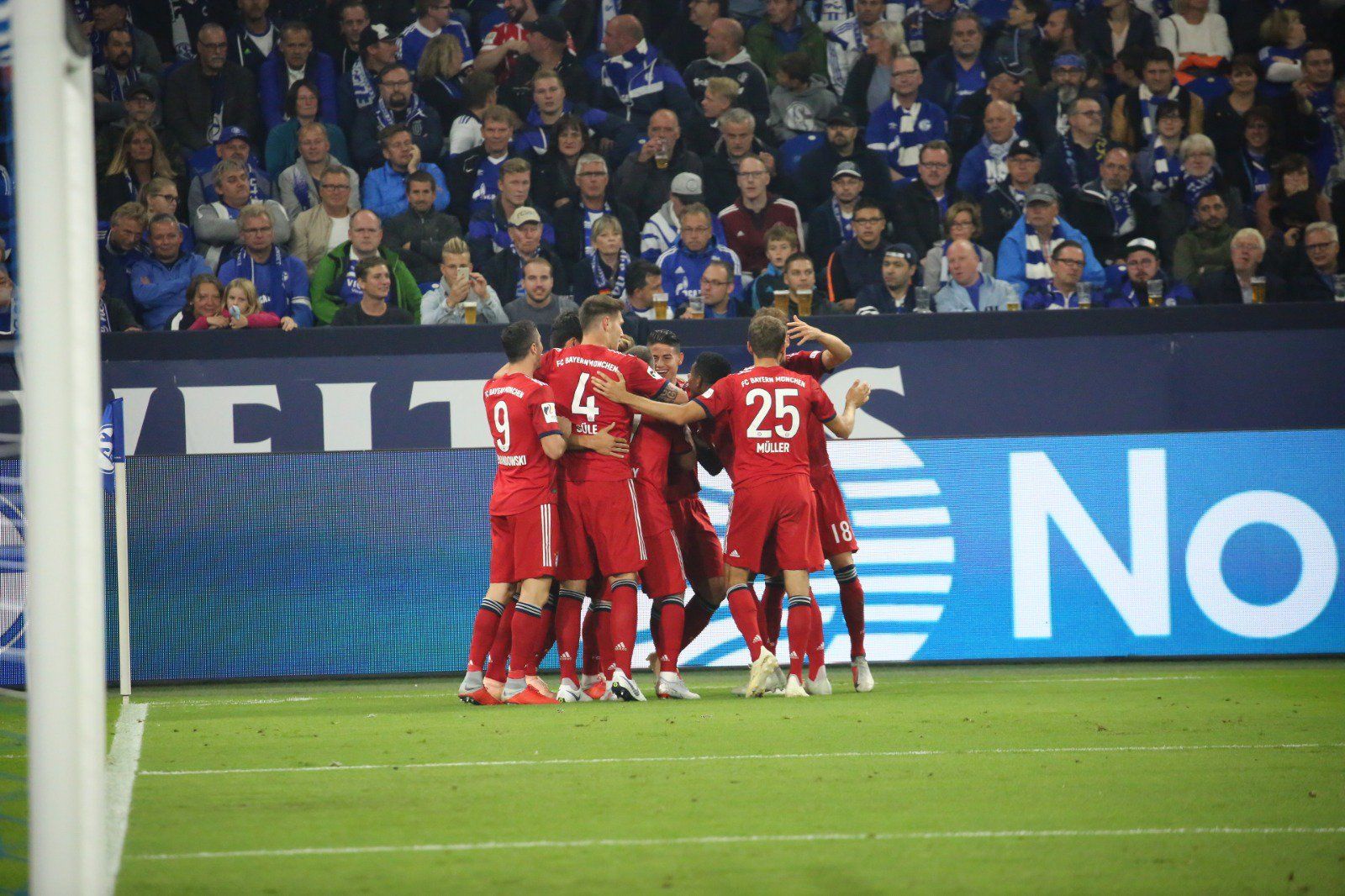 Celebración del gol de James. Vía: FCBayern