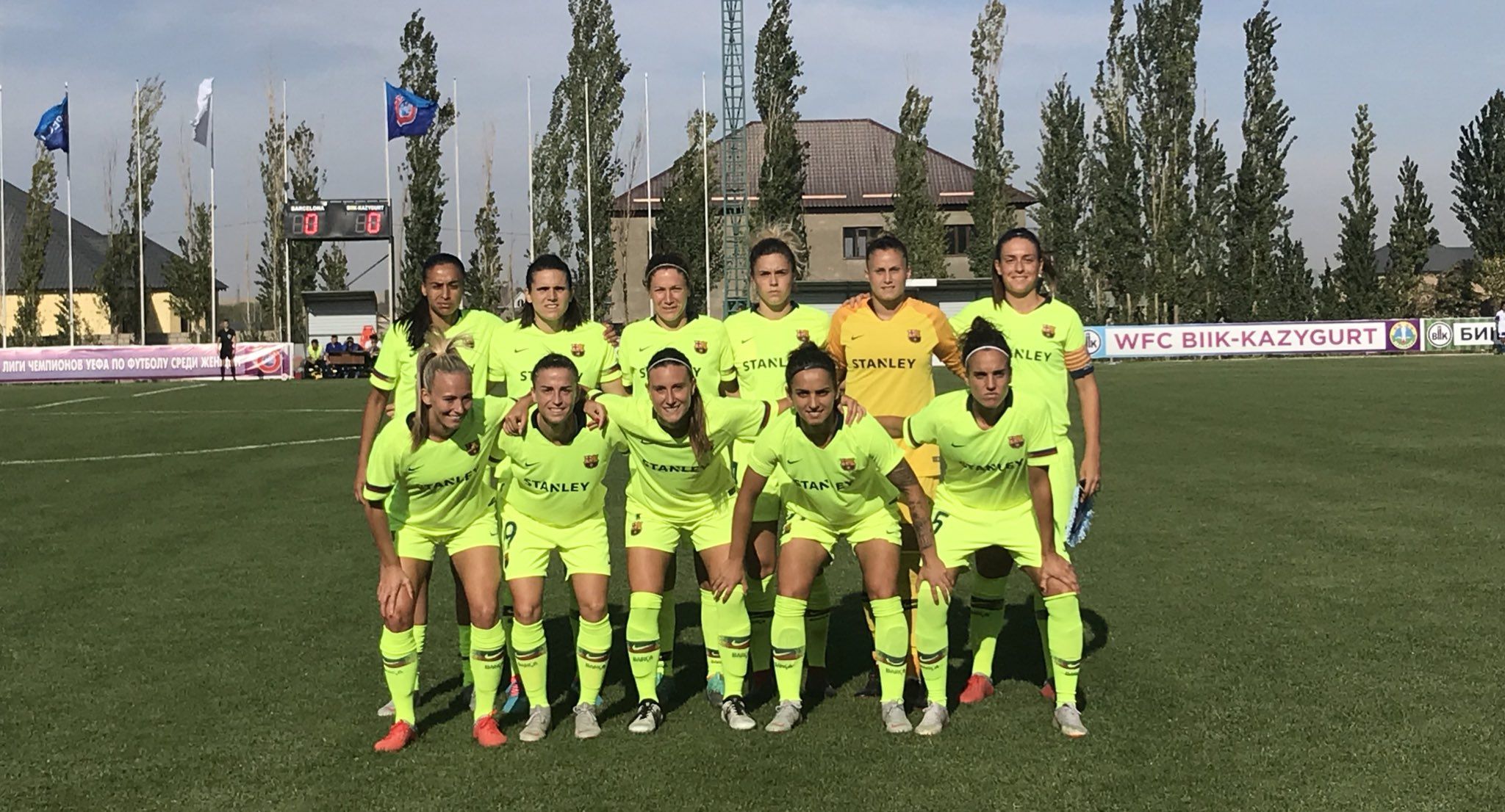 Las jugadoras posan para la foto inicial. / @FCBFemeni