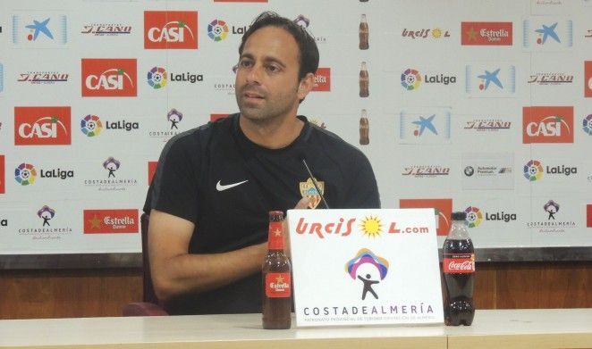 Fran Fernández atendiendo a los medios de comunicación (www.udalmeriasad.com)