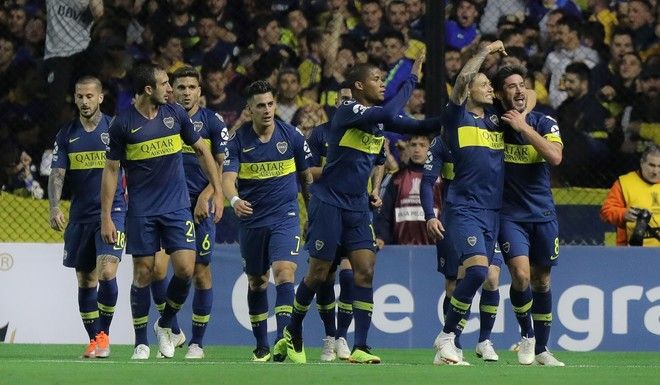 Zárate y Pérez celebran junto al plantel el primer gol de Boca. (Fotografía: Olé).