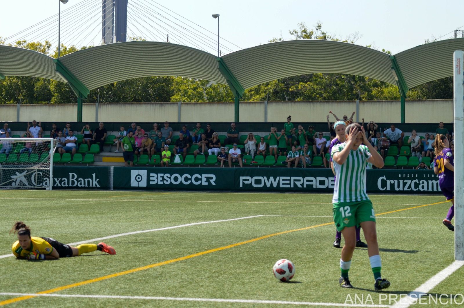 Bea Parra se lamenta durante el partido. / Ana Presen