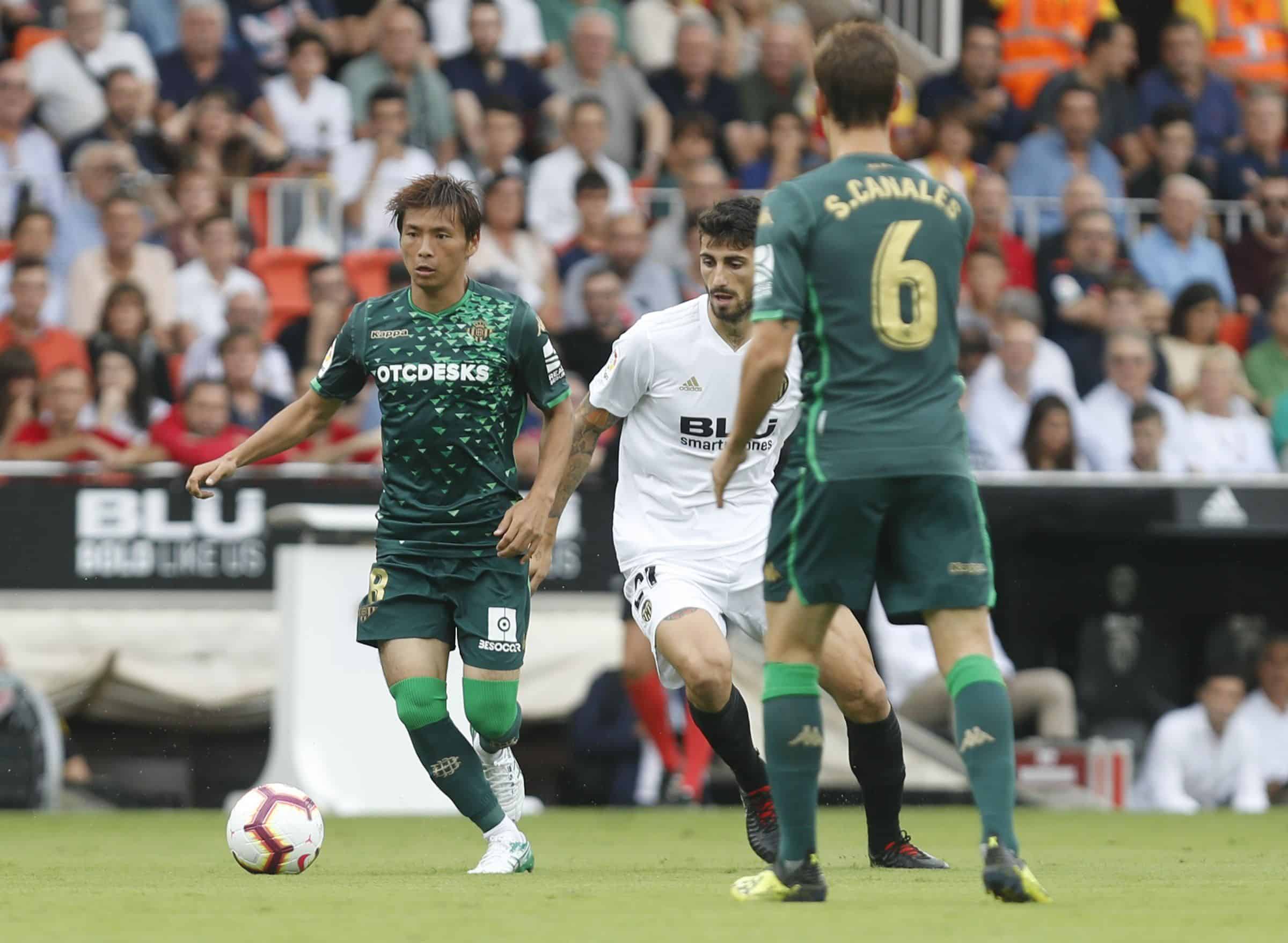 Inui intenta zafarse de Piccini / Real Betis Balompié
