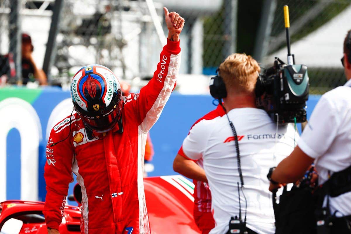Kimi Raikkonen alza el pulgar al público - Via: @F1