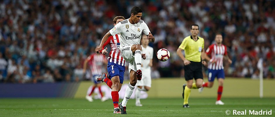 Raphaël Varane pasa ante Antoine Griezmann en un Real Madrid - Atlético de Madrid. Foto: Real Madrid.