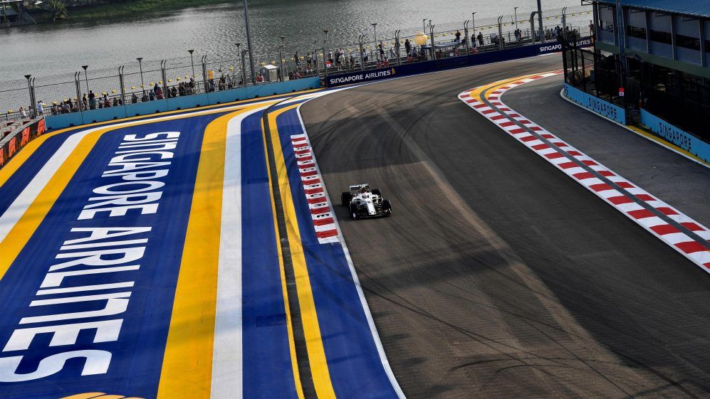 Un Alfa Romeo Sauber atravesando las calles de Marina Bay // vía: formula1.com