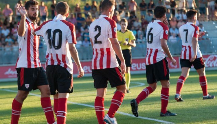 Los jugadores del Bilbao Athletic celebran el 1-0 de Sillero