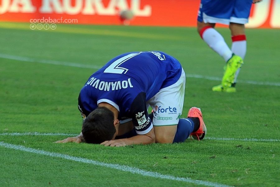 Jovanovic se lamenta en el césped de Los Cármenes | Imagen: Charo Tobajas (Córdoba CF)