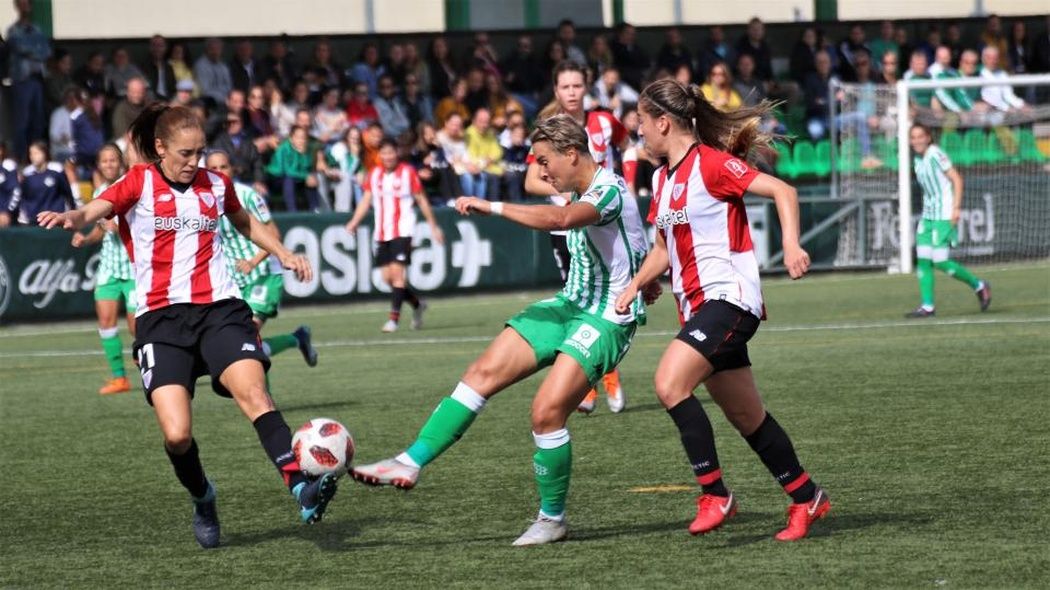 La delantera bética Priscila dispara ante la oposición de la defensa bilbaína. Fuente: web del Real Betis.