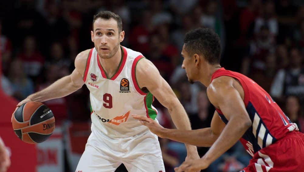 EPA7677. MÚNICH (ALEMANIA), 25/10/2018.- El base alemán del Bayern de Múnich, Maodo Lo (d), defiende al base brasileño del Baskonia, Marcelinho Huertas (i), durante u n encuentro de fase de grupos de Euroliga disputado en Múnich, Alemania, hoy, 25 de octubre de 2018. EFE/ Daniel Kopatsch