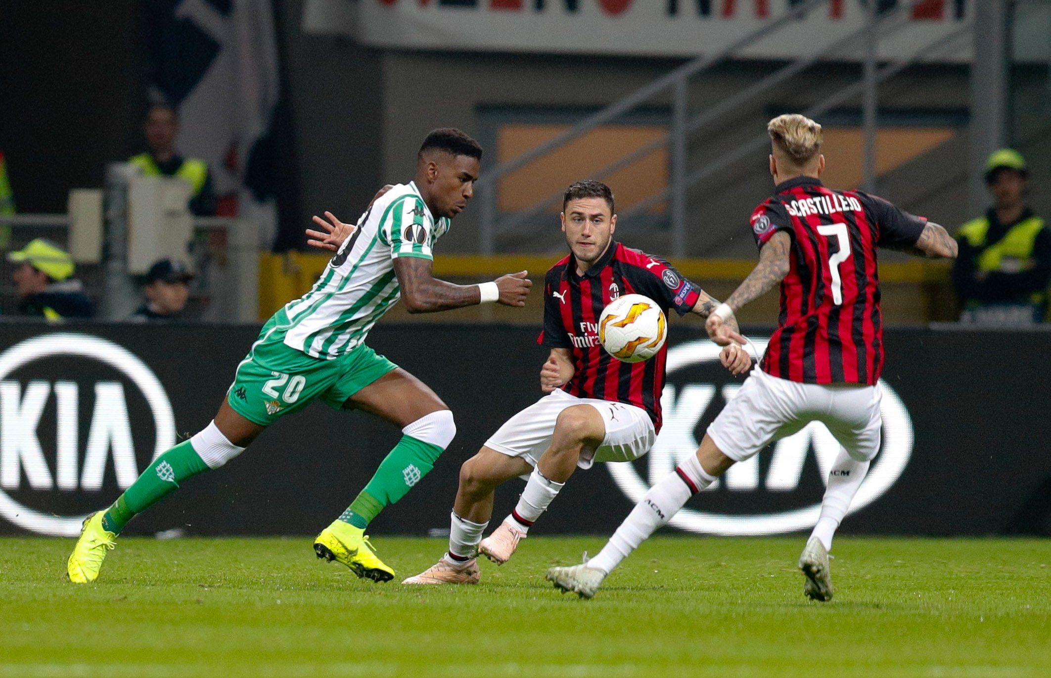 Junior ante Samu Castillejo / Real Betis Balompié