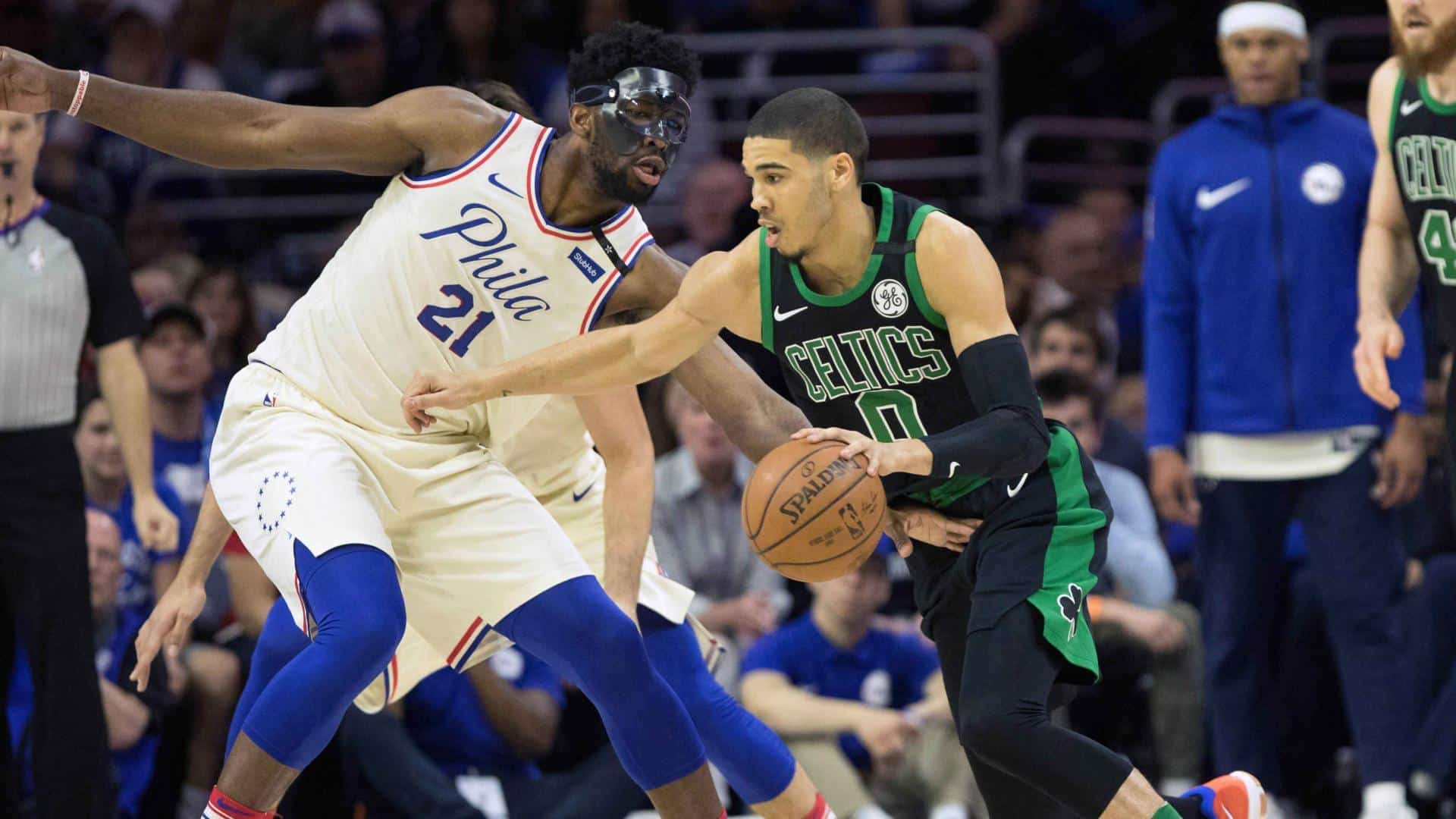 Embiid (Sixers) defiende a Tatum (Celtics), en un duelo que escenifica la irrupción de los jóvenes de la División Atlántico. (Foto: www.nba.com)