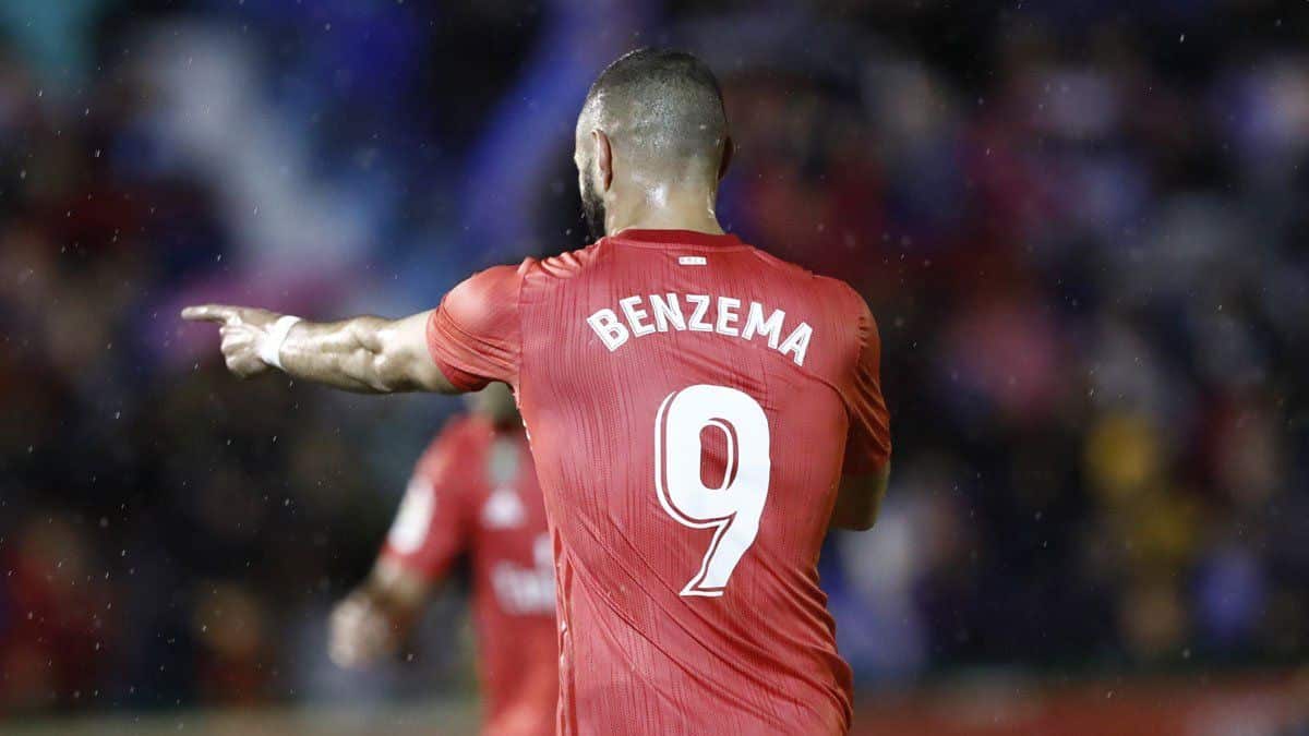 Benzema celebrando el primer gol del partido