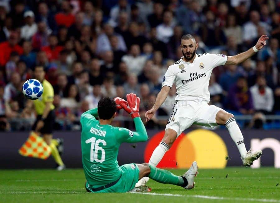 Karim Benzema dispara a Ales Hruska en un Real Madrid - Viktoria Plzen. Foto: Real Madrid Club de Fútbol.