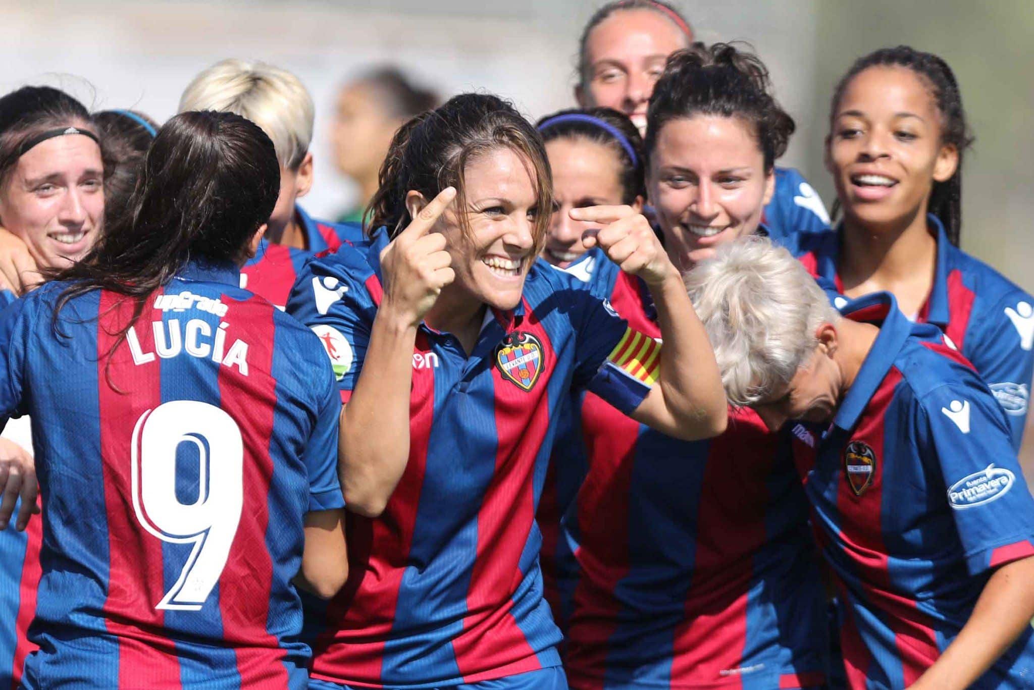 Las jugadoras del Levante celebran el gol de Ruth. / @LUDFemenino
