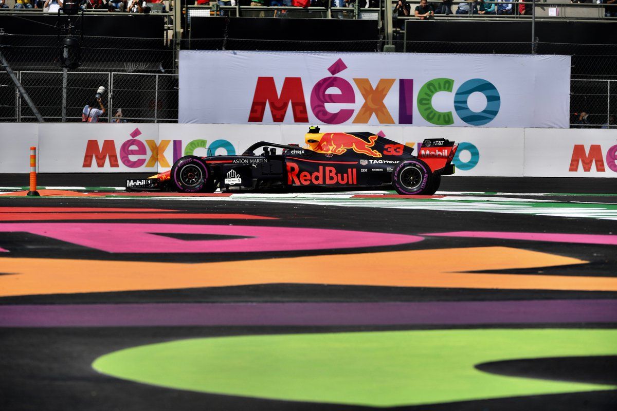 Max Vertappen pasando por el Foro Sol - Via: @F1