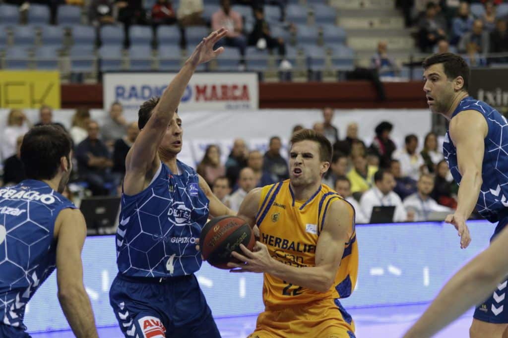 Xavi Rabaseda contra la defensa del Gipuzkoa/ cbgrancanaria.net