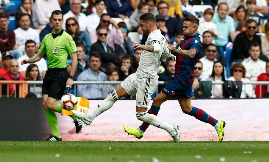 Sergio Ramos despeja un balón en un Real Madrid - Levante. Foto: Real Madrid.