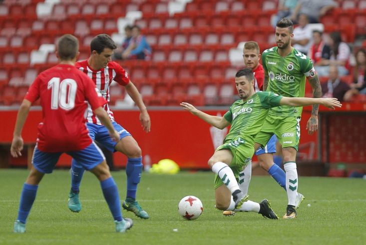El líder visita al Sporting 'B' en El Molinón 2 El año pasado el Sporting 'B' venció por 3-1 en El Molinón