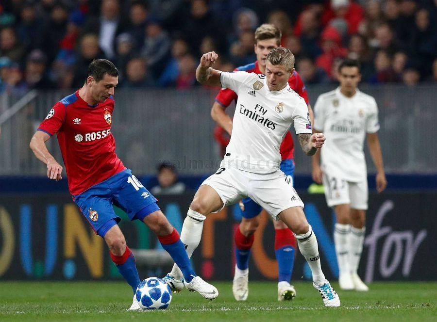 Toni Kroos pelea un balón en un CSKA Moscú - Real Madrid. Foto: UEFA Champions League.