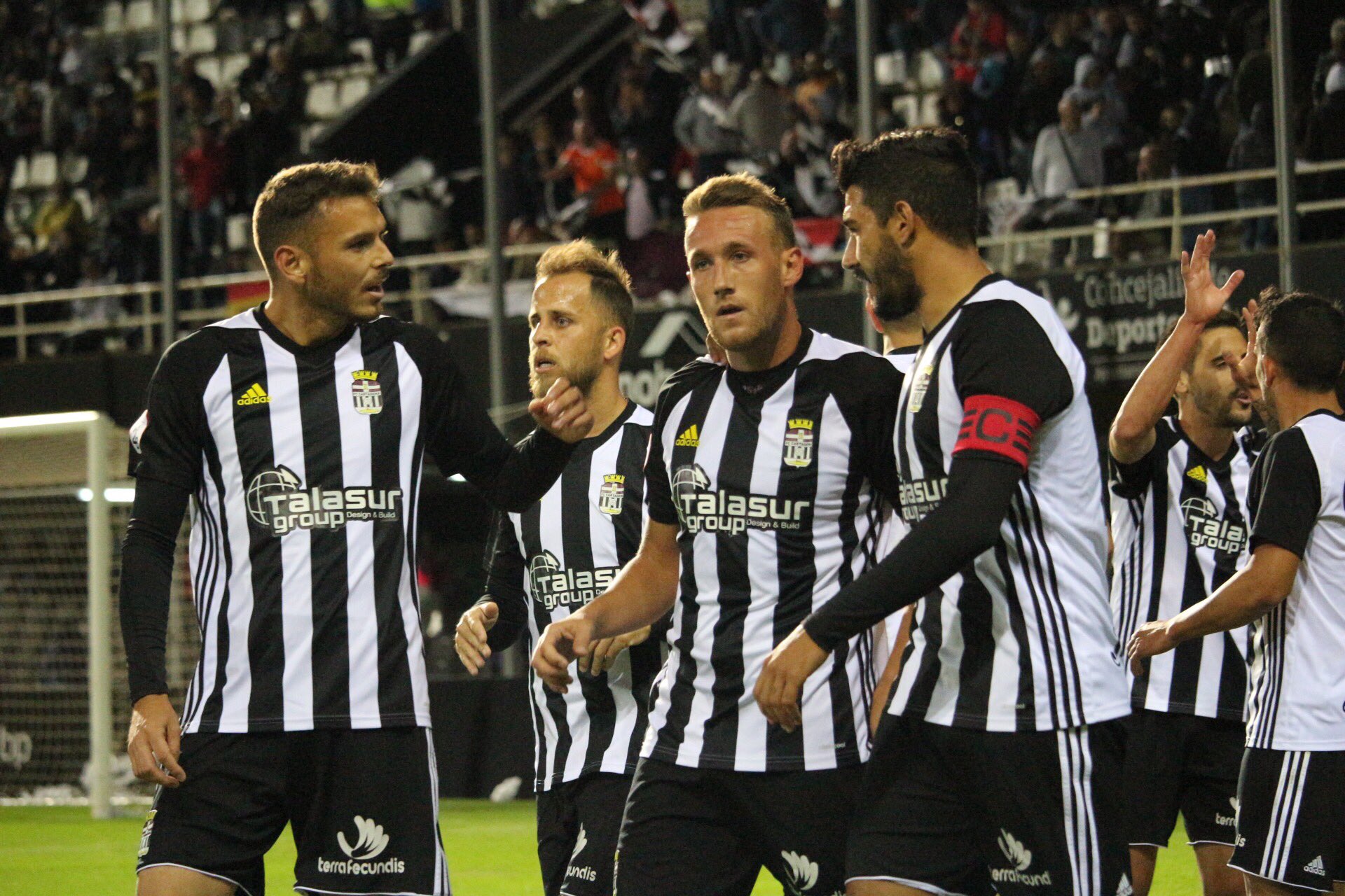 Aketxe celebra uno de su goles