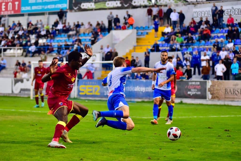 Vicente Pérez sufre la entrada de Akieme. / CD Alcoyano - PST Fotografía