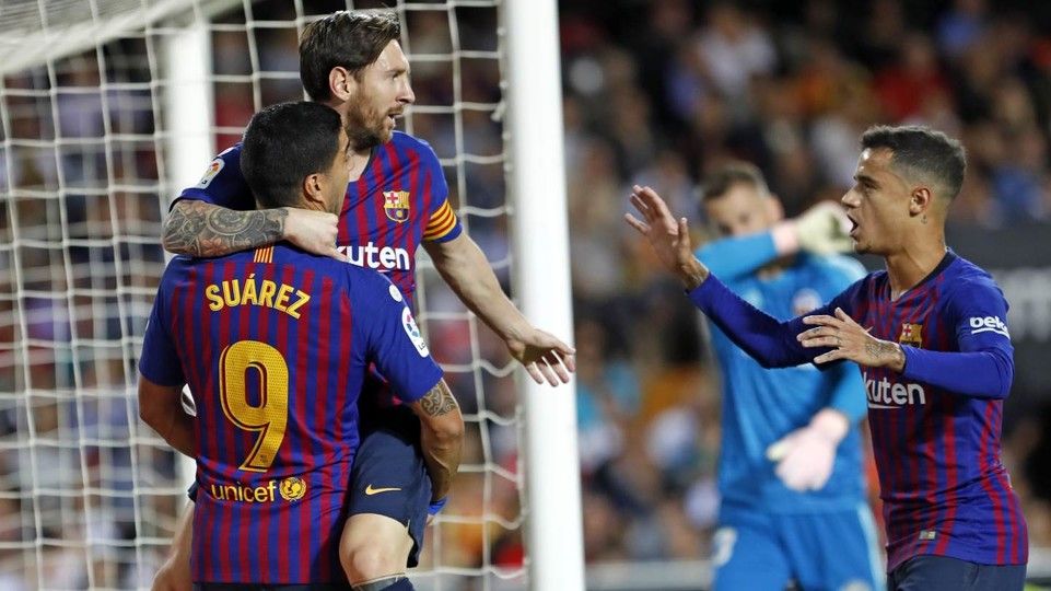 Messi, Suárez y Coutinho celebran el gol del empate.
Foto: Miguel Ruiz