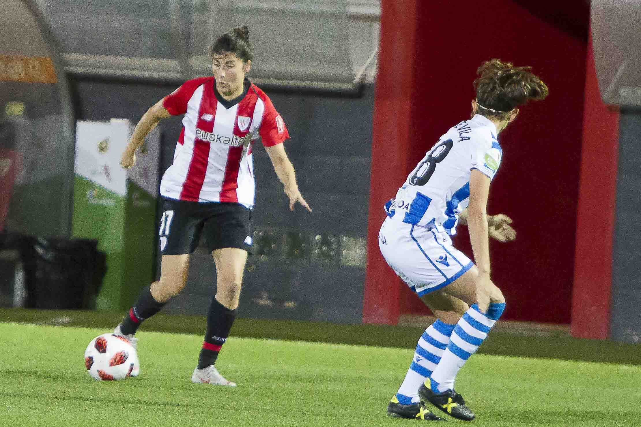 La goleadora Lucía marcada por Soldevila en una jugada del encuentro de ayer. Fuente: Athletic Club.