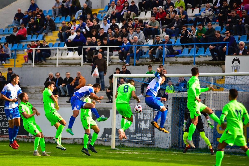 Primi cabecea el primer e infructuoso gol local. / CD Alcoyano - PST Fotografía.