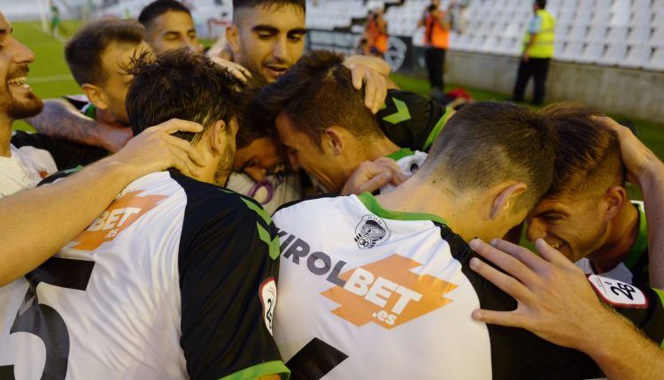 Jugadores del Racing celebran uno de los cuatro tantos del encuentro