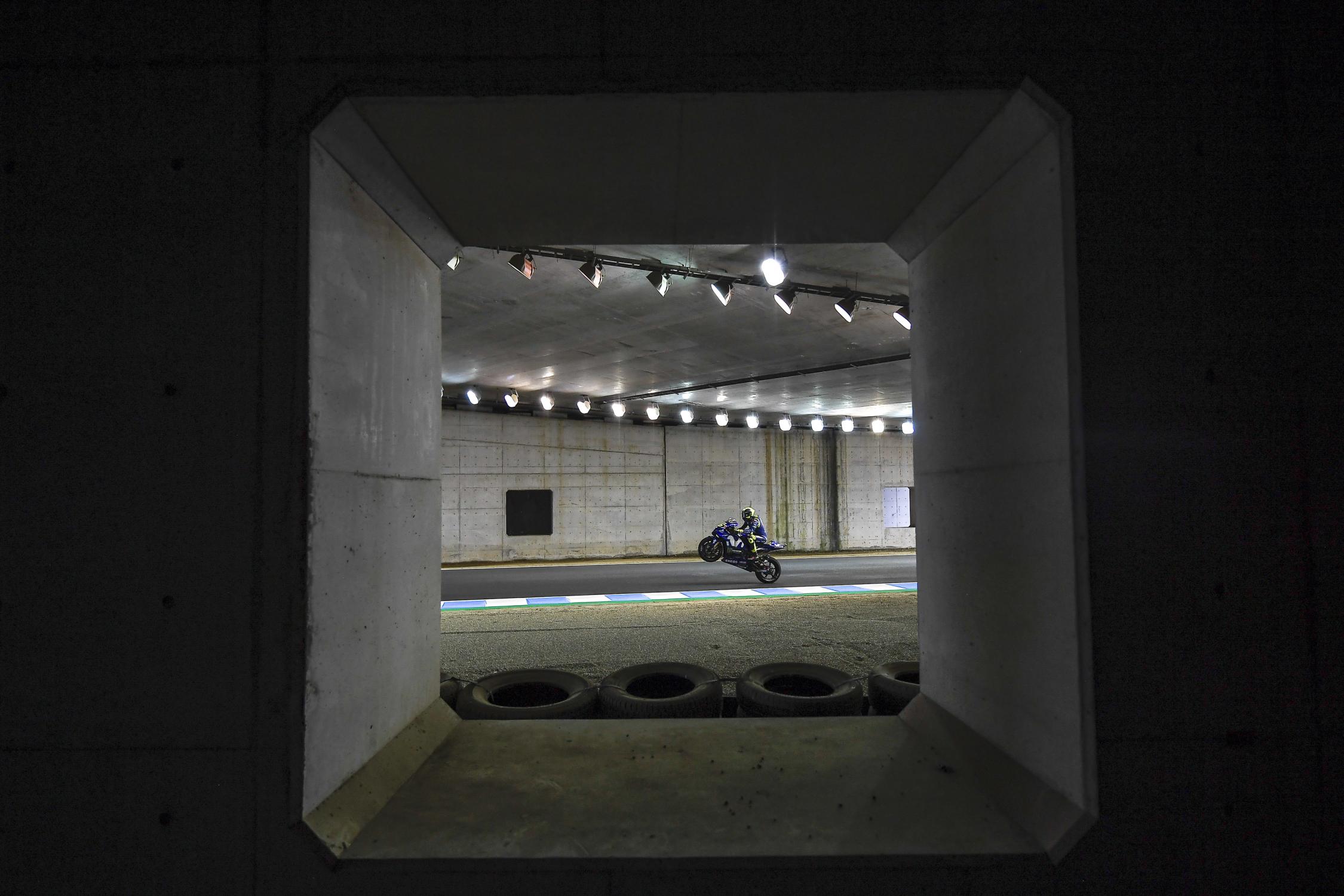 Yamaha no sale del tunel en Japón