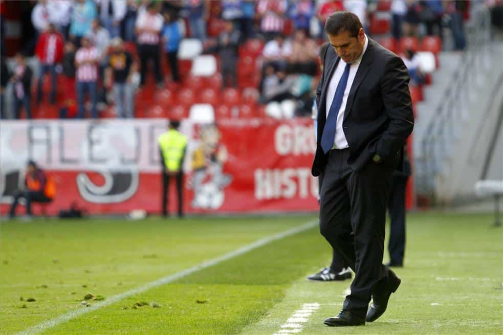 Sandoval en la banda de El Molinón en el único triunfo del Córdoba en el estadio gijonés