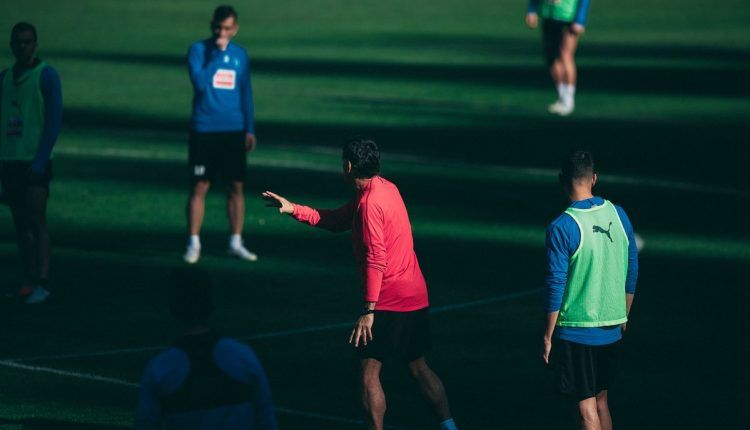 Mendilíbar da instrucciones en un entrenamiento del Eibar