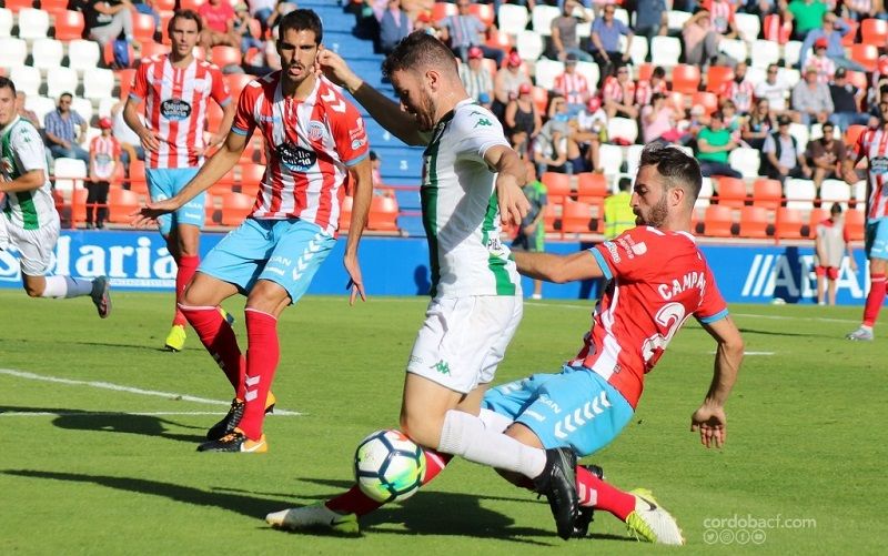 Pugna durante la última visita del Córdoba CF | Imagen: Charo Tobajas (Córdoba CF)
