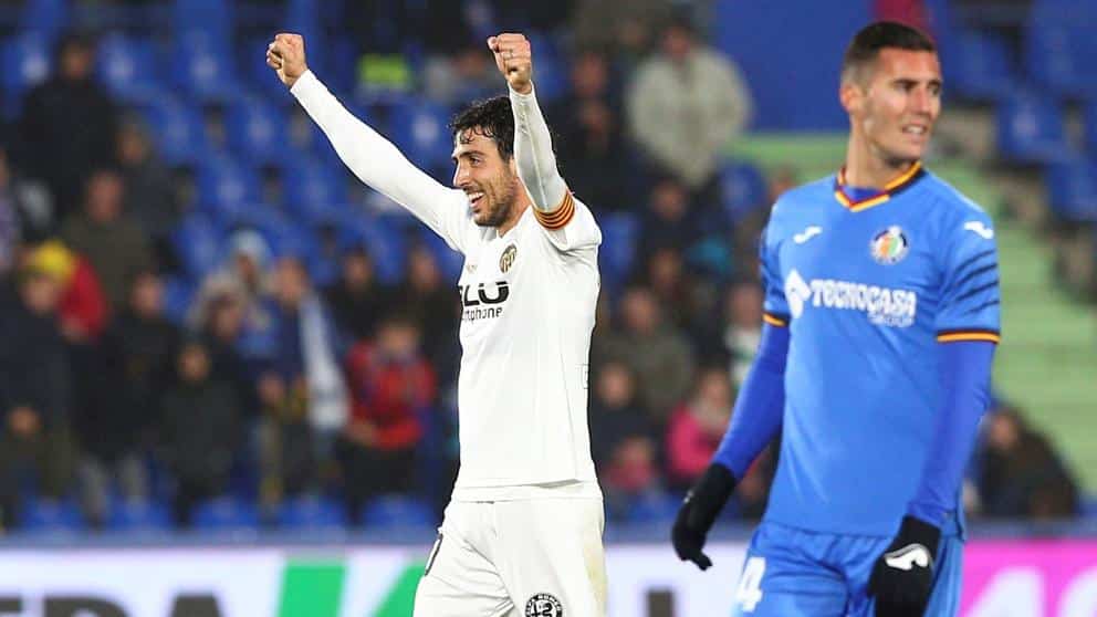 El VAR da un respiro al Valencia