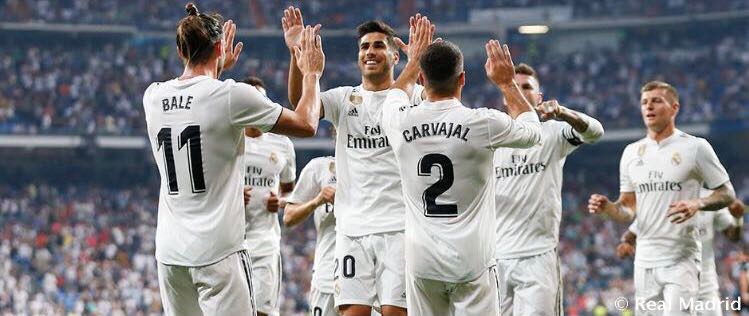 Jugadores del Real Madrid celebran un gol.