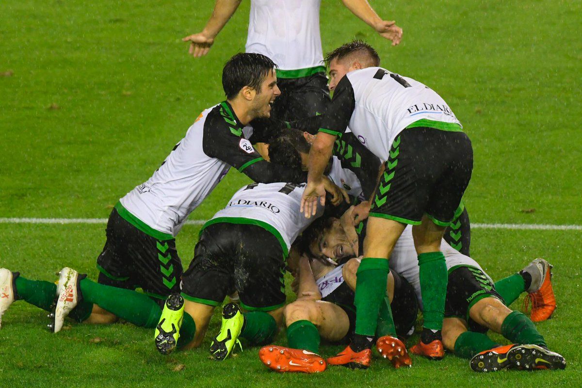 El Racing remonta y mantiene el pleno en El Sardinero