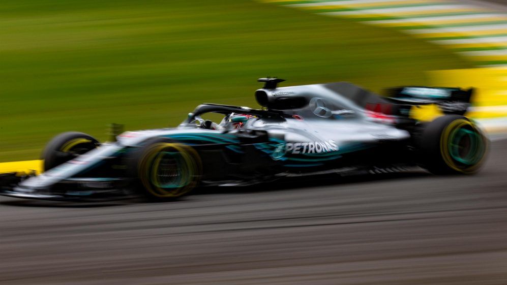 Hamilton transitando una curva del Circuito de Interlagos. Vía: Formula1.com