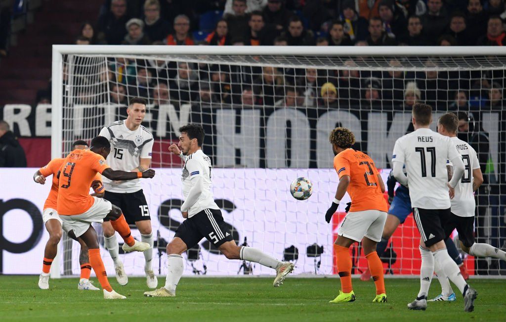 Momento del golazo de Promes