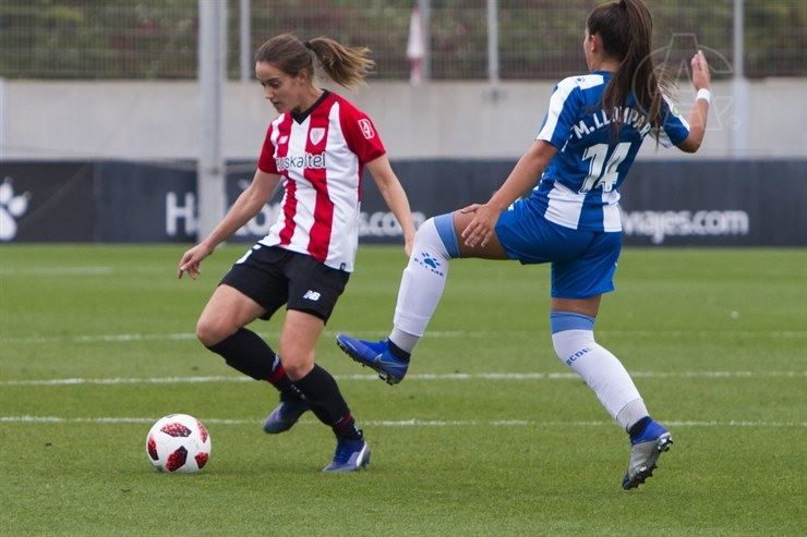 Marta Unzué y María Llompart disputan un balón en el encuentro de ayer. Fuente: Athletic Club.