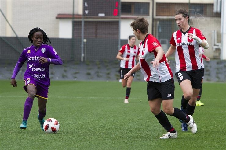 Koko frente a Garazi y Damaris en un instante del partido de ayer en Lezama. Fuente: Athletic Club.