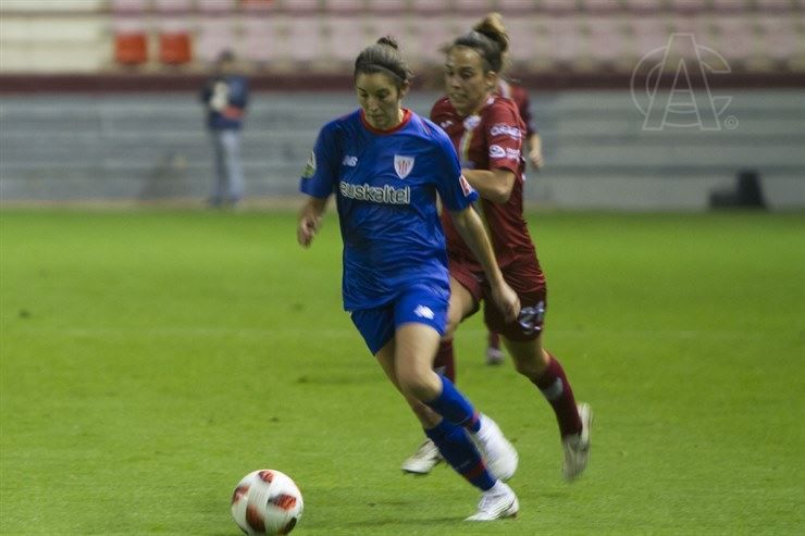 Nekane perseguida por Lucía en un instante del partido de ayer. Fuente: Athletic Club.
