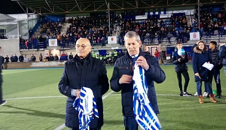 Los ex-jugadores del CD Izarra, Joaquín Jordana y Juanjo Ezquerra fueron homenajeados antes del choque