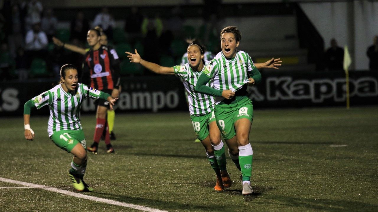 Las jugadoras béticas celebran el gol. / Foto de @realbetisfem