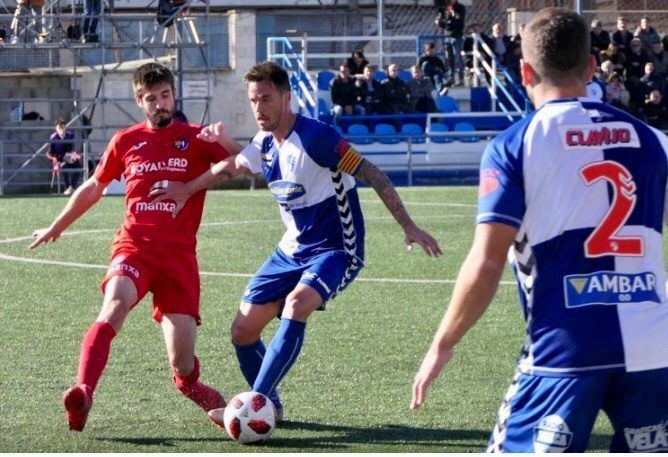 Gerrit (Ebro) disputando un balón ante un contrario