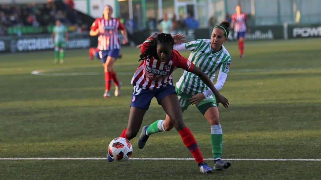 Tounkara y Virgy disputan un balón en el encuentro de ayer. Fuente: web del Real Betis.