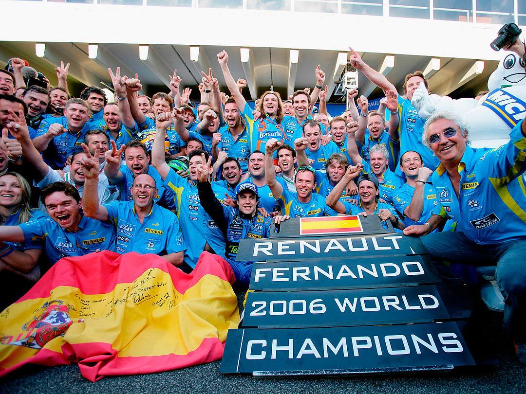 Fernando Alonso celebra el título conseguido en 2006. Vía: @fernandoalo_oficial