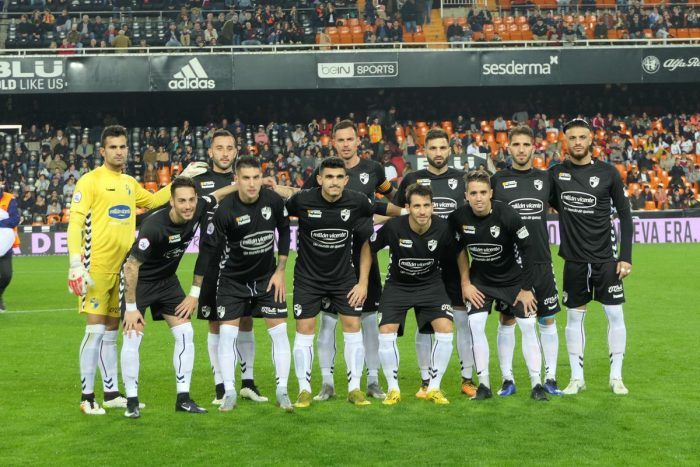 Once del CD Ebro en Mestalla, ante él Valencia CF