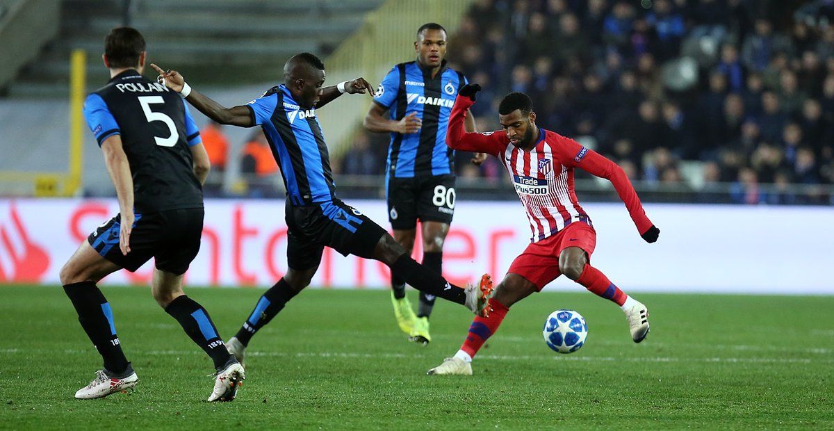 Lemar pelea un balón ante un rival.