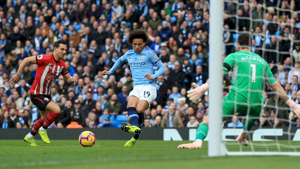 Leroy Sané manda un balón al fondo de las redes en el anterior partido entre los Saints y los Citizens